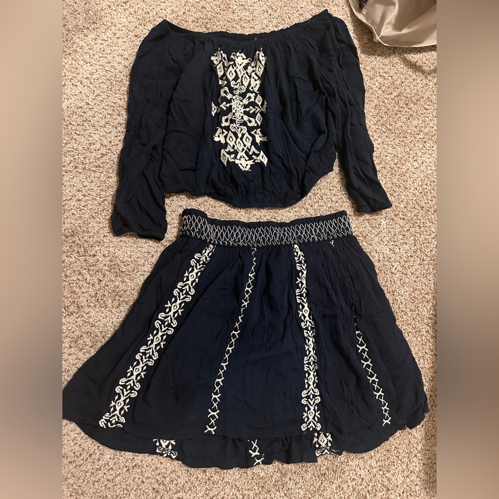 Hollister Medium off shoulder and skirt set